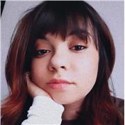 Ragazza neodiplomata impartisce lezioni di materie umanistiche per medie e superiori